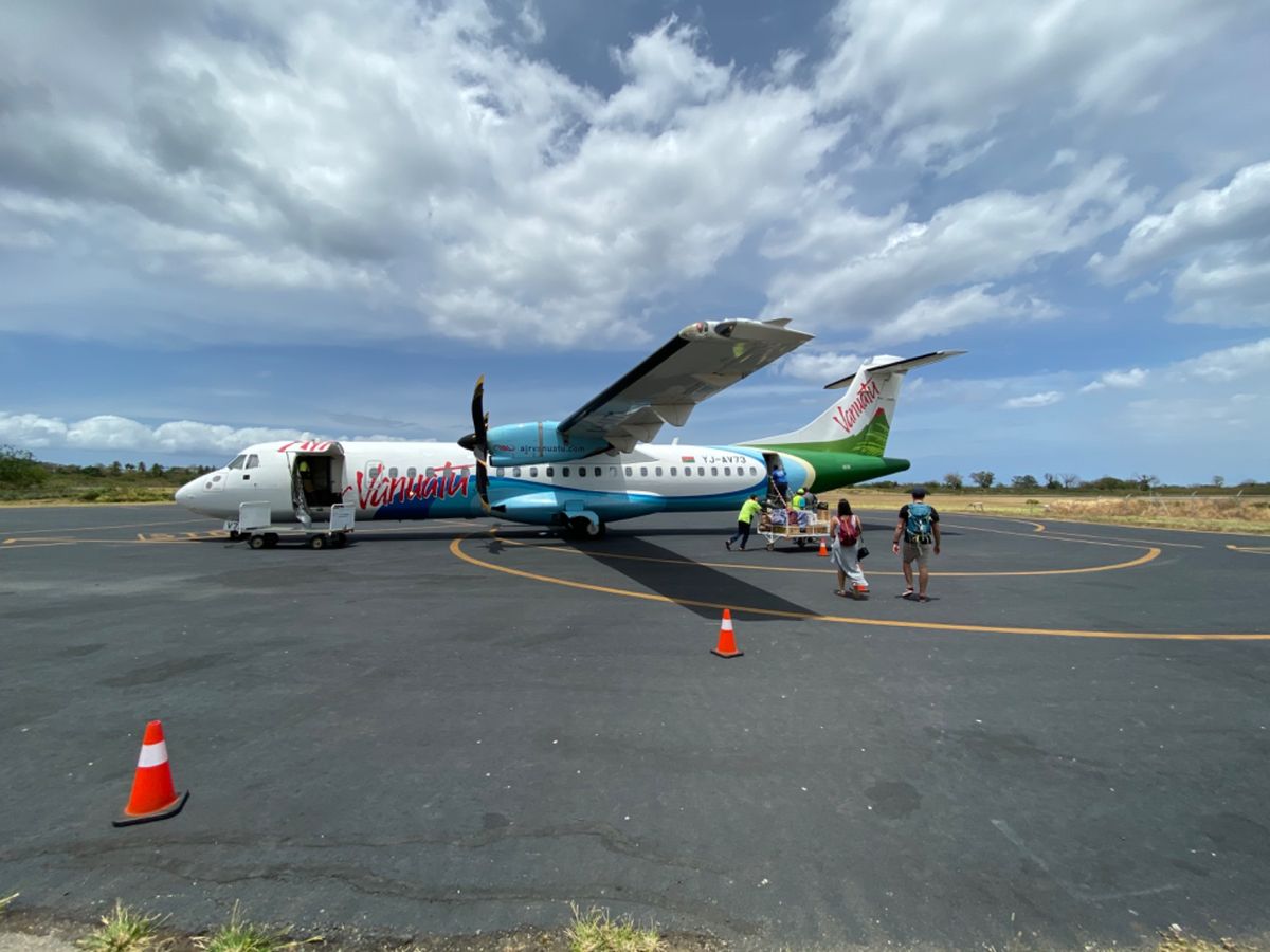 タンナ島の空港にはかなり余裕を持って到着したのに、
チェックインがとんでも...