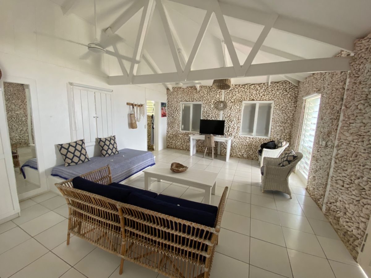 バヌアツ最後の島、エファテ島

街の中からは少し外れたビーチに面したtam...