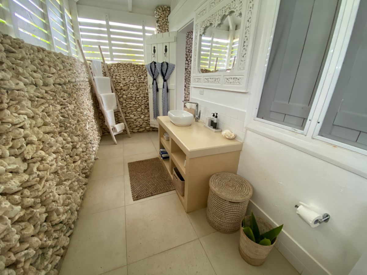 バヌアツ最後の島、エファテ島

街の中からは少し外れたビーチに面したtam...