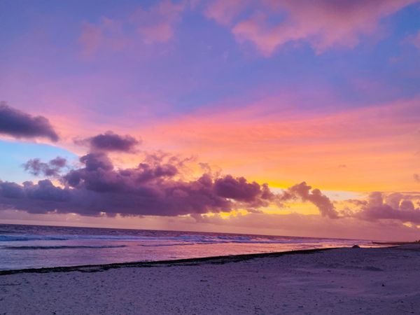 バヌアツ・タンナ島「バヌアツ大自然の旅」の写真：タマヌオンザビーチ
バヌアツ最後のサンセ...