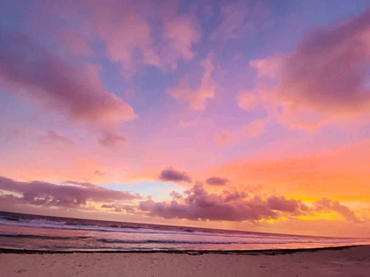 タマヌオンザビーチ
バヌアツ最後のサンセット☀️
ずっと眺めていたい幻想的...