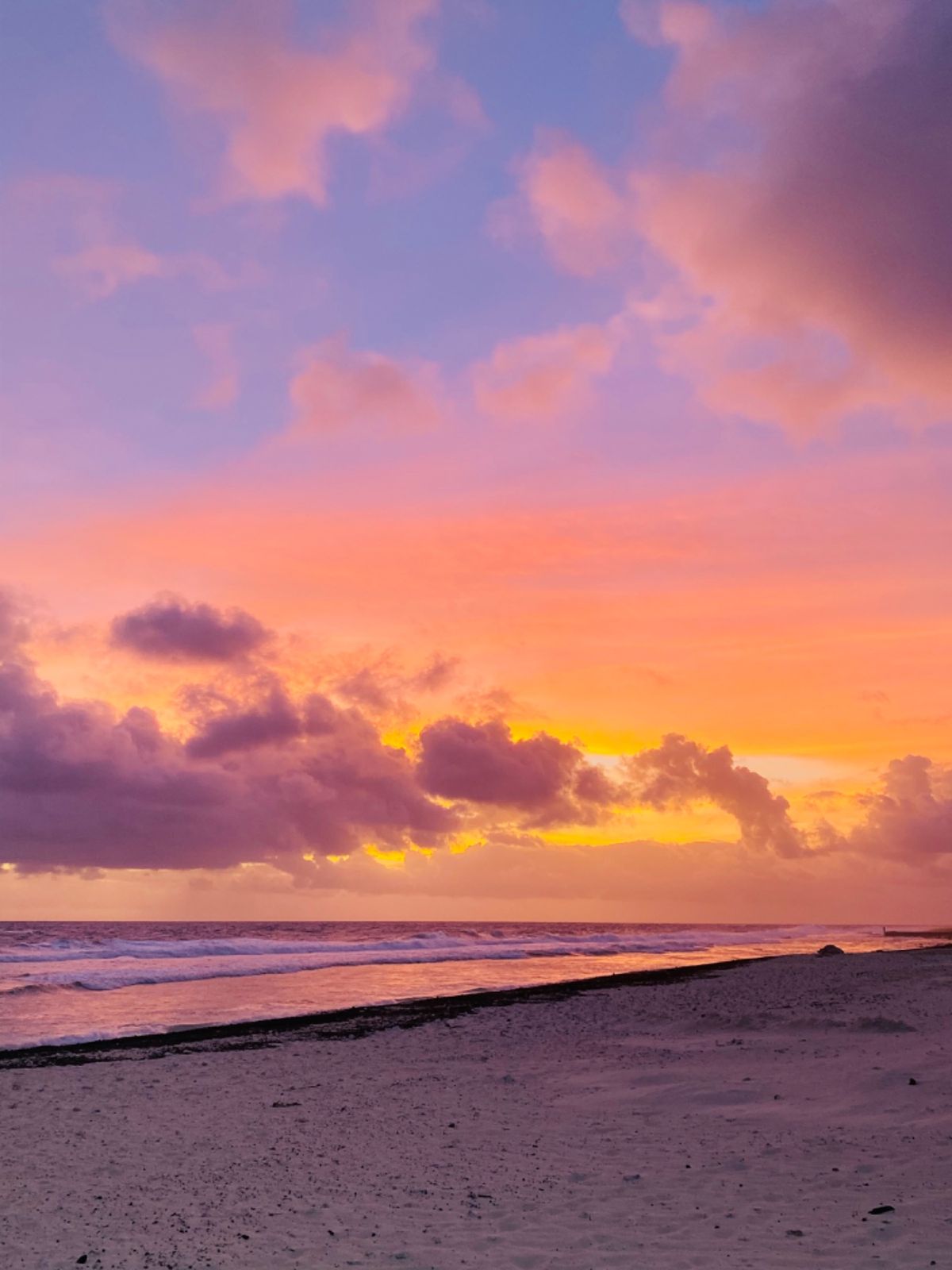 タマヌオンザビーチ
バヌアツ最後のサンセット☀️
ずっと眺めていたい幻想的...