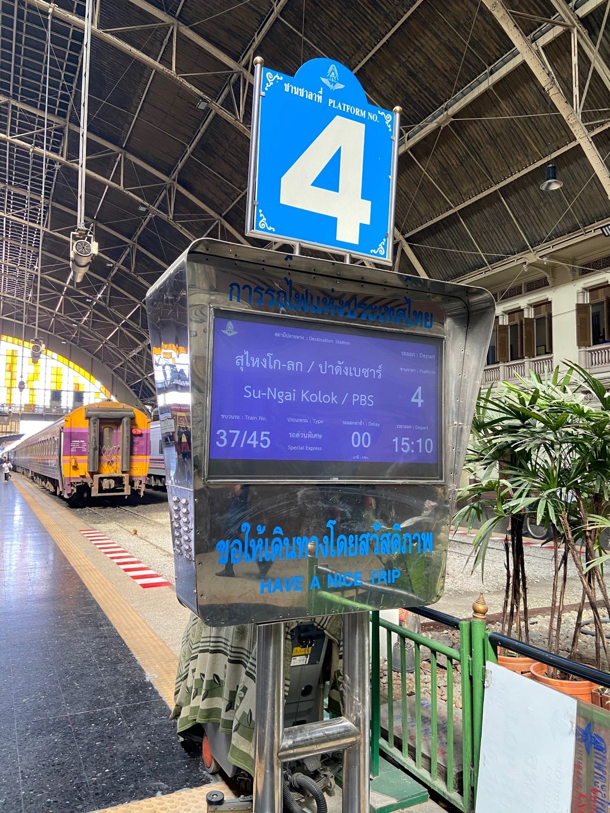 まずは、マレーシア国境の街パダンペザールまで深夜特急で向かいます‼︎
到着...