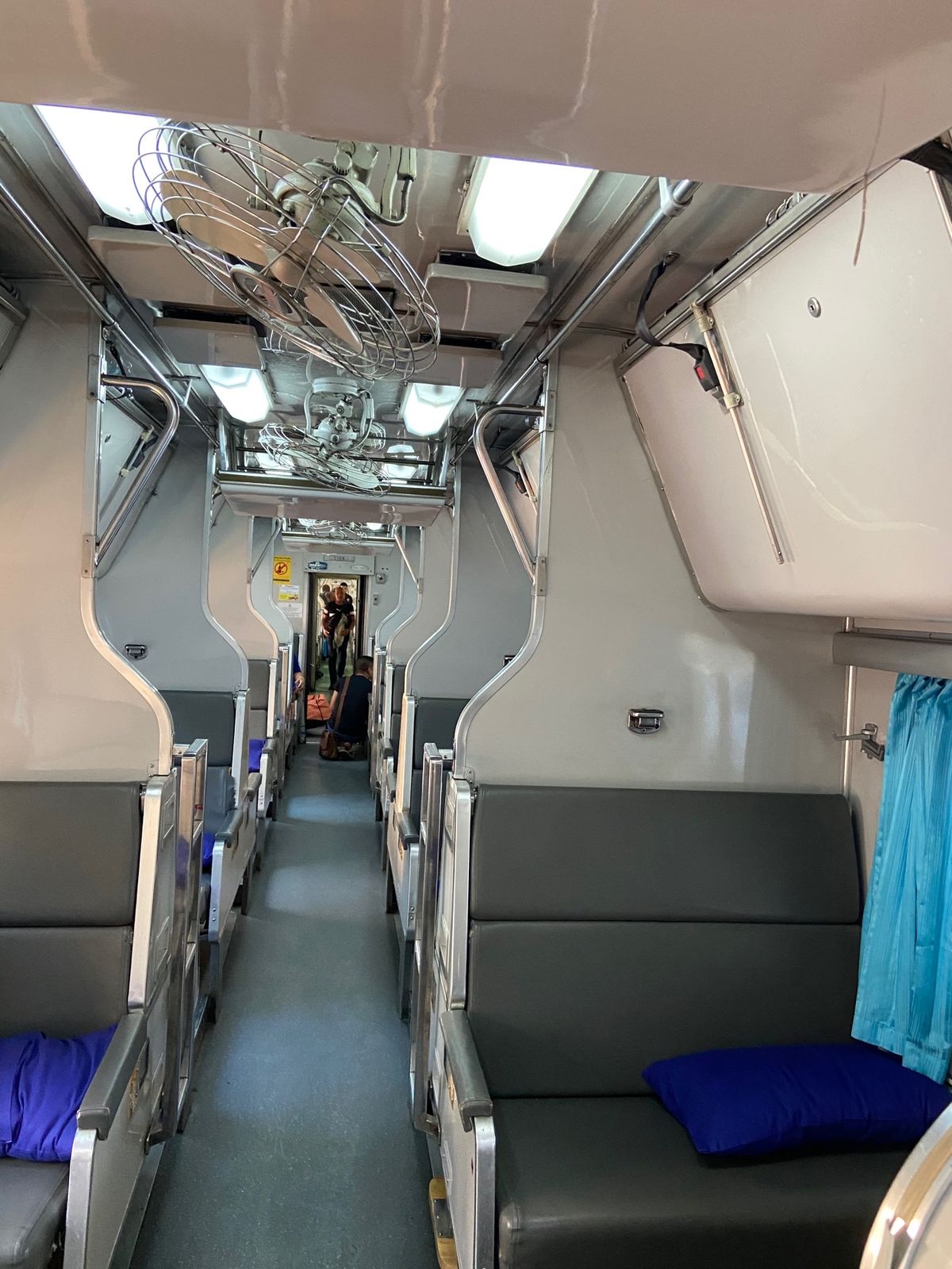 まずは、マレーシア国境の街パダンペザールまで深夜特急で向かいます‼︎
到着...