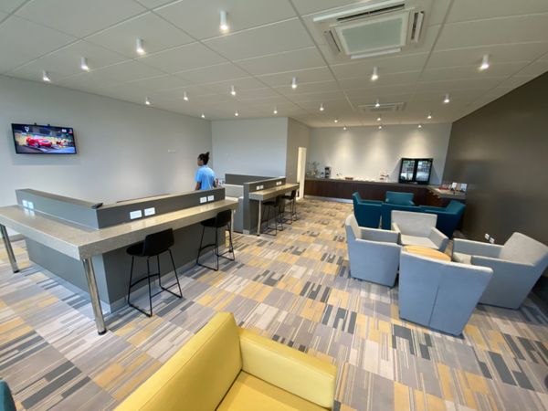 バヌアツ・タンナ島「バヌアツ大自然の旅」の写真：ポートビラの空港はめっちゃ小さいのに奇跡...