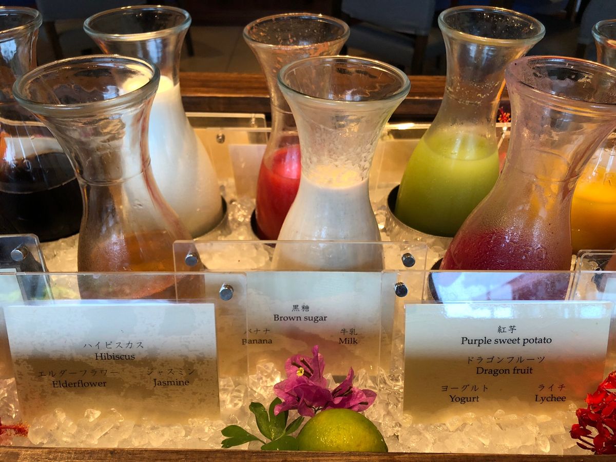 永遠とホテル内で過ごしてました〜。夕食はルームサービス。朝食のゆし豆腐がゆ...