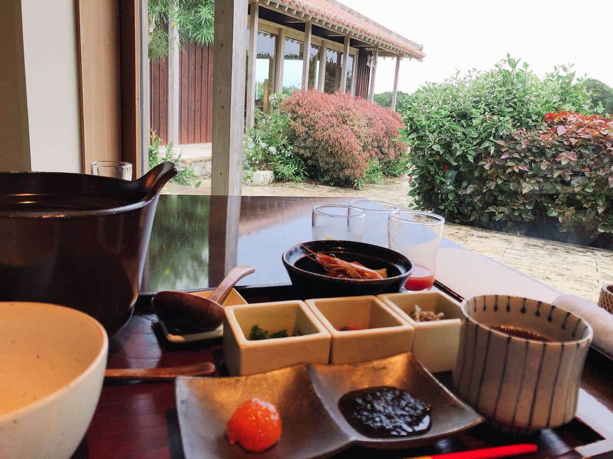 永遠とホテル内で過ごしてました〜。夕食はルームサービス。朝食のゆし豆腐がゆ...