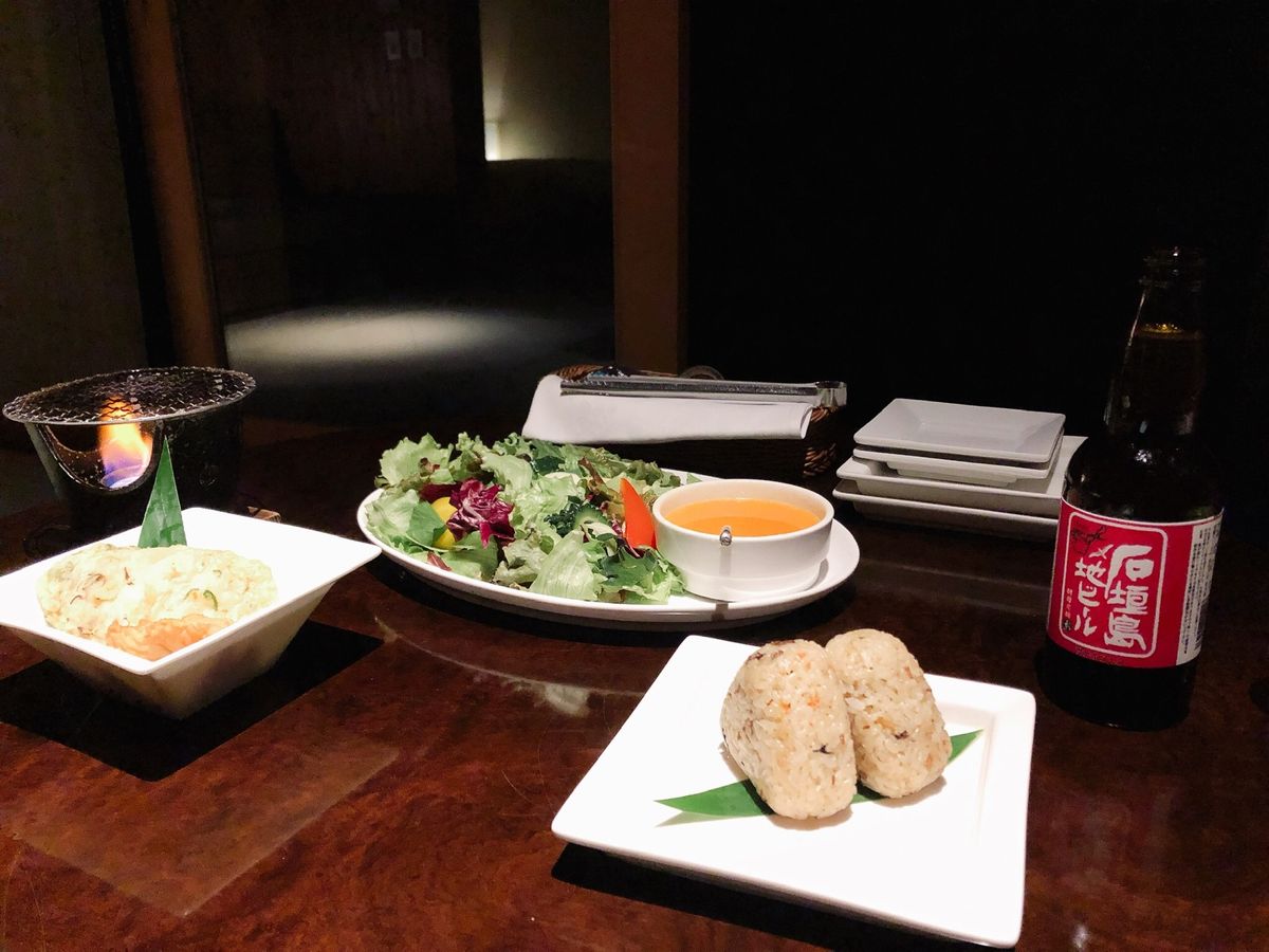 永遠とホテル内で過ごしてました〜。夕食はルームサービス。朝食のゆし豆腐がゆ...