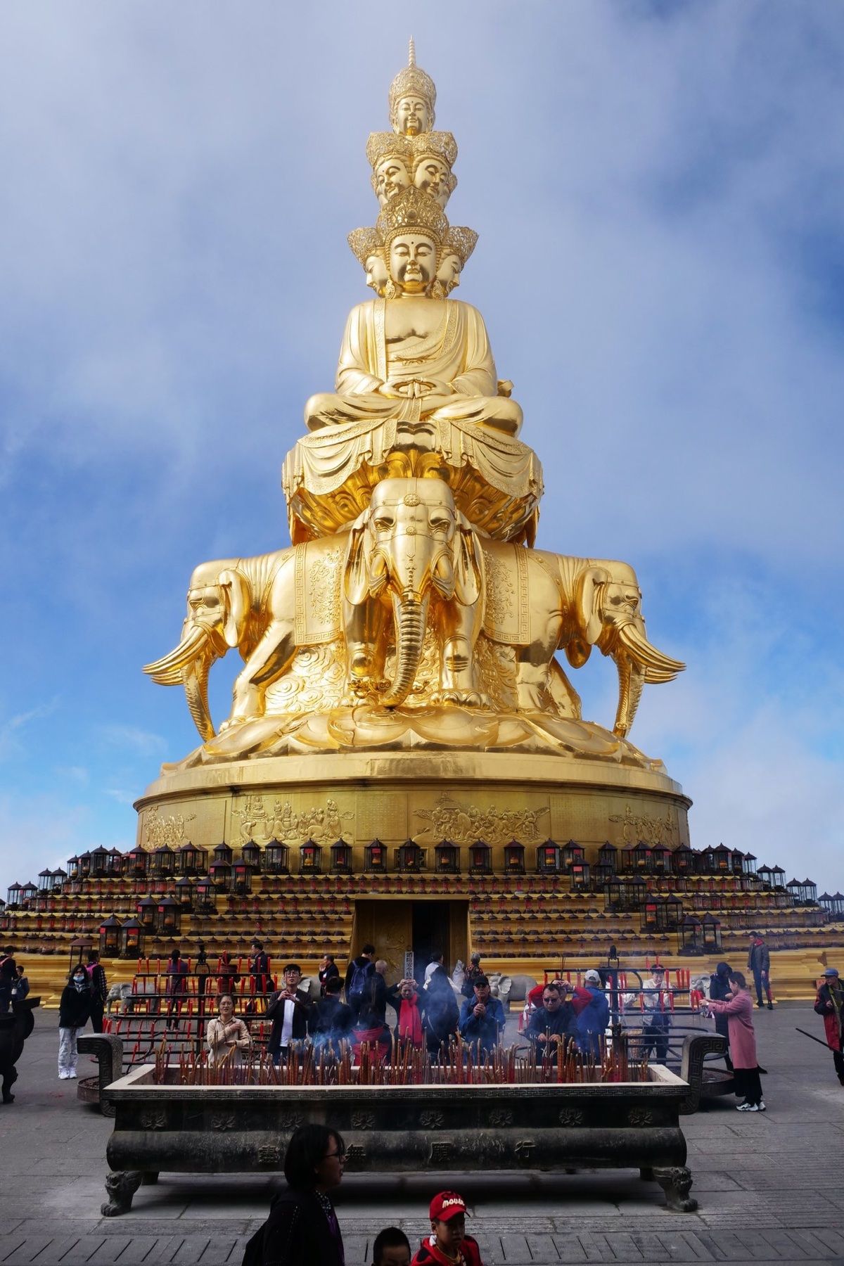 世界遺産の峨眉山へ。頂上は3000m超え。
成都から3時間くらいバスで行く...