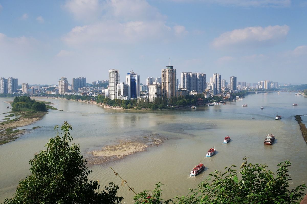 成都から南へ3時間ほど。
楽山大仏は世界一の71mを誇る世界遺産だ。
その...