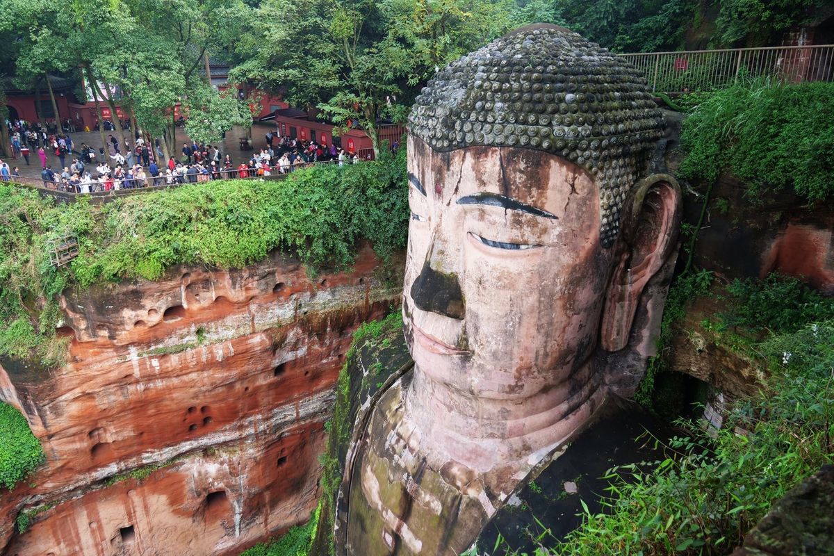 成都から南へ3時間ほど。
楽山大仏は世界一の71mを誇る世界遺産だ。
その...
