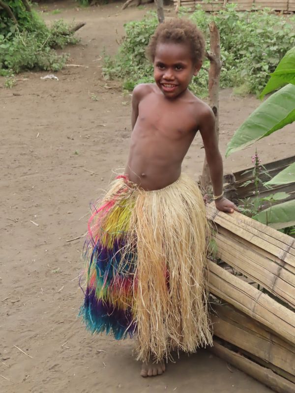 バヌアツ・タンナ島「バヌアツ大自然の旅」の写真：村で1番最初に近づいてきてくれたガールと...