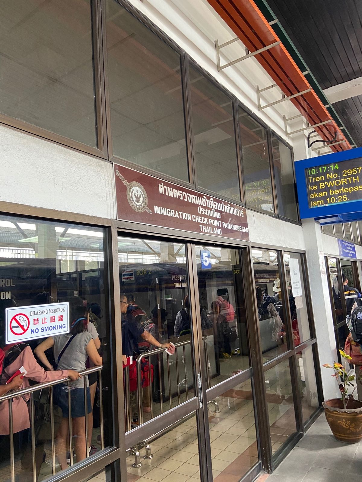 約30分遅れでパダンペザールに到着‼︎
マレーシア着いた途端に駅が近代化w...