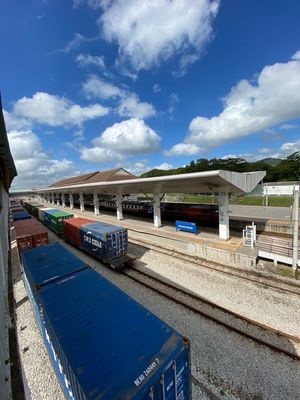 約30分遅れでパダンペザールに到着‼︎
マレーシア着いた途端に駅が近代化w...