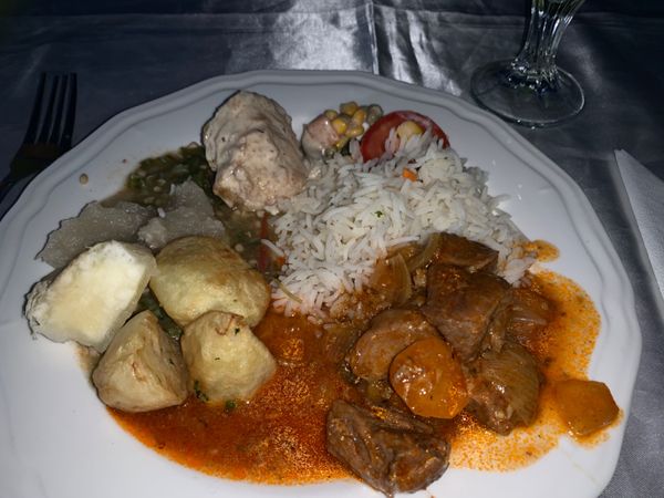 カメルーン・ヤウンデ「カメルーン🇨🇲」の写真：人と人との繋がりが強い国
困っている人が...