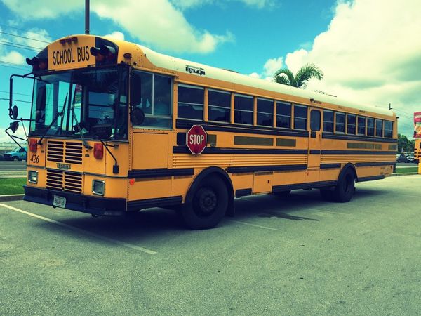 グアム・グアム「〜グアム〜飛行機着陸直前のジャングル加減に引きがち🇬🇺」の写真：成人過ぎてこのタイプのバス乗るとは思って...
