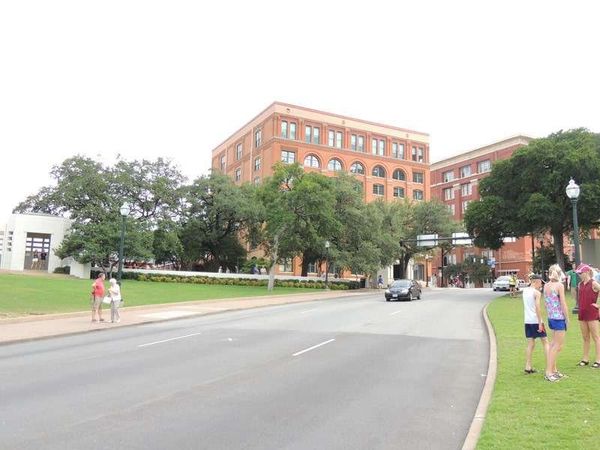 アメリカ(米国)・ダラス「2014年 Dallas　JFK大統領暗殺現場」の写真：JFK大統領が撃たれた場所に立つ。
道路...