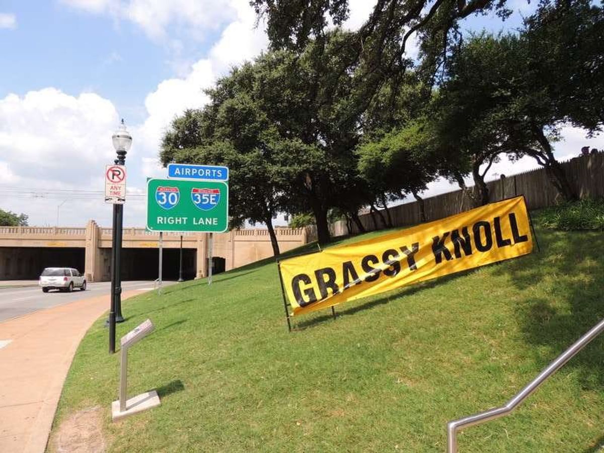 銃声は反対側のGRASSY KNOLLから聞こえたという証言も多い。