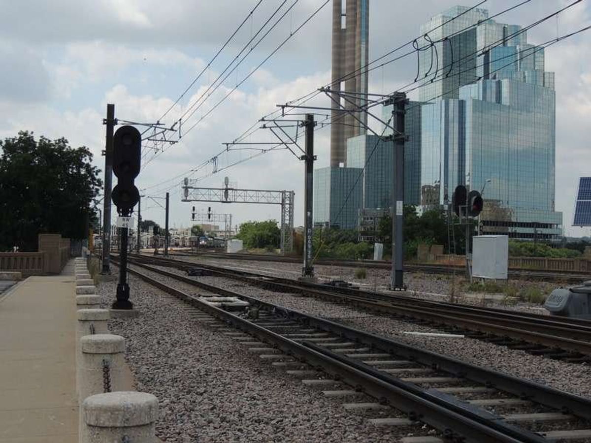 狙撃手らしき人物が反対側の線路に去ったという目撃証言も多い