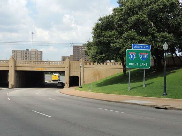 アメリカ(米国)・ダラス「2014年 Dallas　JFK大統領暗殺現場」の写真：ケネディ大統領はこの道をまっすぐ抜ける予...