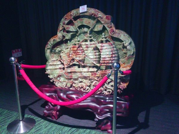 台湾・台北「〜台北〜漢字無理やり訓読みで読みがち🇹🇼」の写真:「触るな」という紙を、その触ってはいけな...