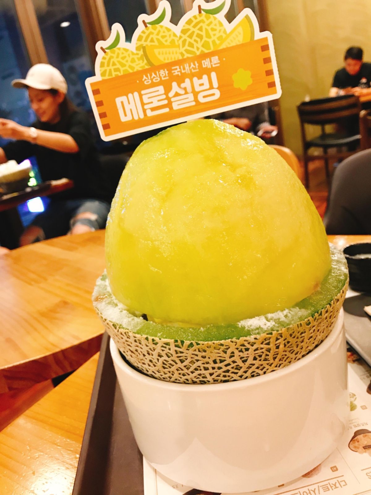 冷蔵室ではなく、真夏にも関わらず店内の地べたに大量のフルーツ在庫が置いてあ...