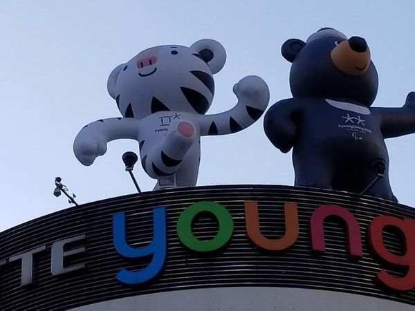 大韓民国 (韓国)・ソウル「〜ソウル〜東大門の店員レジの下で出前食べがち🇰🇷」の写真：平昌前で街が賑わっていた
時差ないから大...