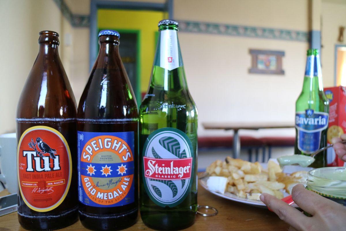 宿でビールを飲んでからのニューイヤーカウントダウン。クイーンズタウンは屋外...