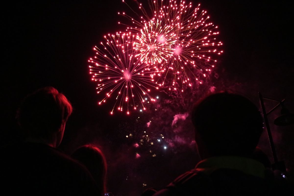 宿でビールを飲んでからのニューイヤーカウントダウン。クイーンズタウンは屋外...