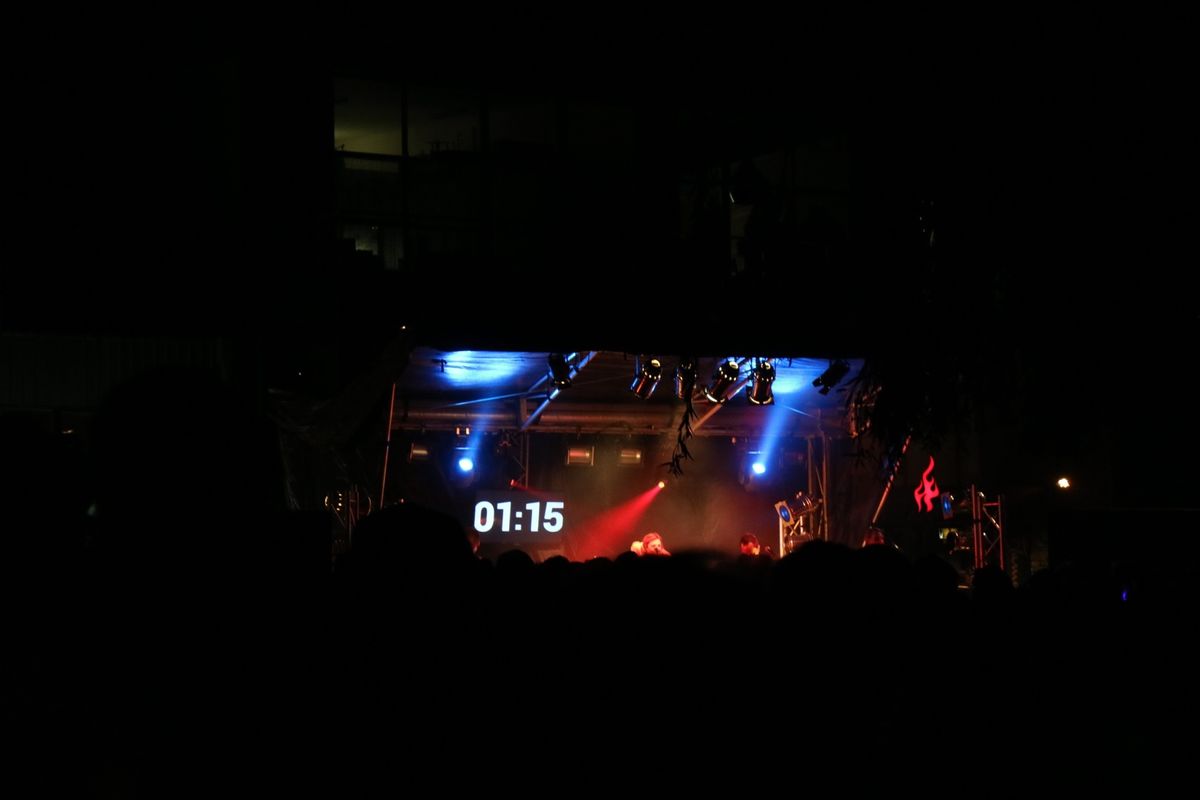 宿でビールを飲んでからのニューイヤーカウントダウン。クイーンズタウンは屋外...