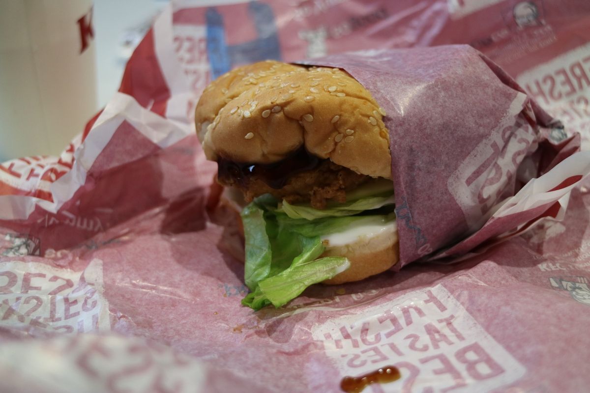 最後の食事は空港近くのケンタッキー✈️ハワイアンバーガー🍔結構高かった記憶...