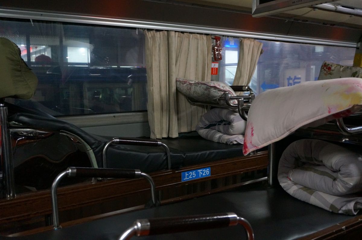 中国の珠海から夜行バスでベトナムの国境まで約15時間。东兴という街に着きま...