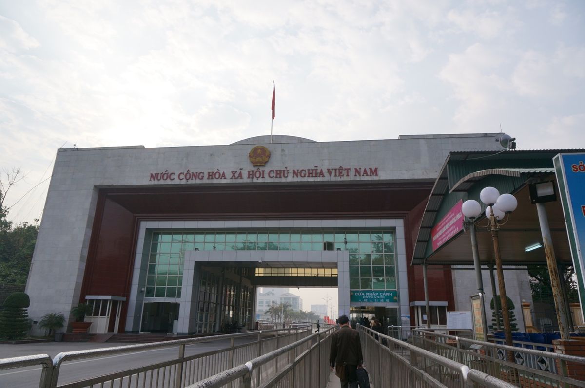 中国の珠海から夜行バスでベトナムの国境まで約15時間。东兴という街に着きま...