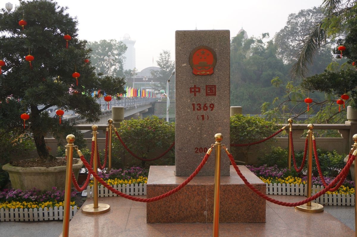 中国の珠海から夜行バスでベトナムの国境まで約15時間。东兴という街に着きま...