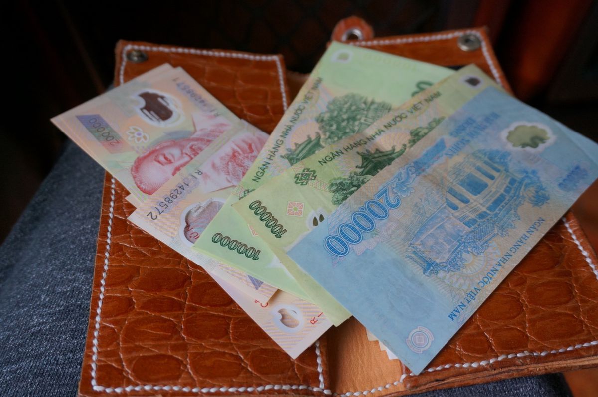 ヤミ両替でベトナムドンをゲット。モンカイからハノイまでバスで向かって、バス...