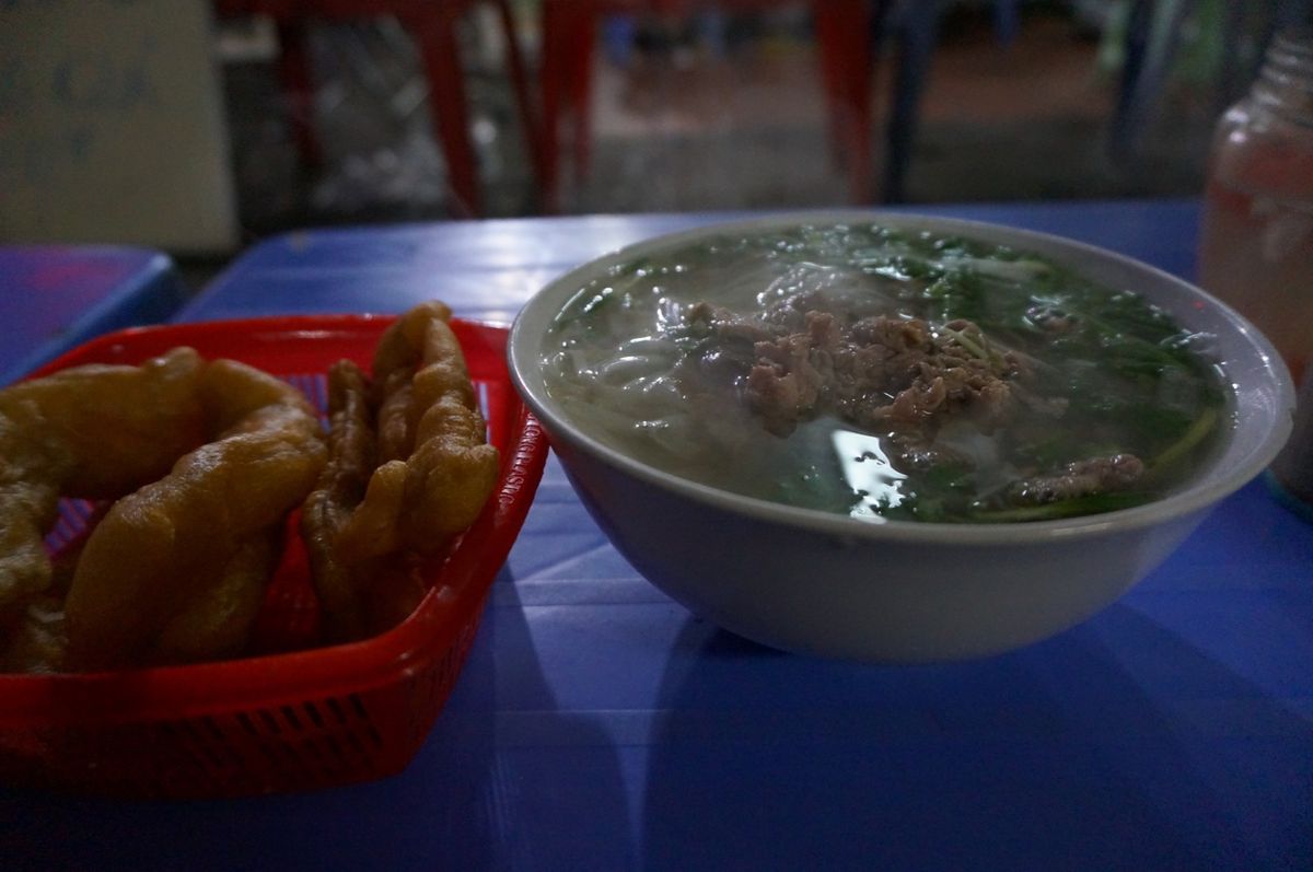 ヤミ両替でベトナムドンをゲット。モンカイからハノイまでバスで向かって、バス...