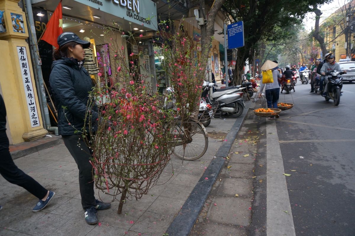 ヤミ両替でベトナムドンをゲット。モンカイからハノイまでバスで向かって、バス...