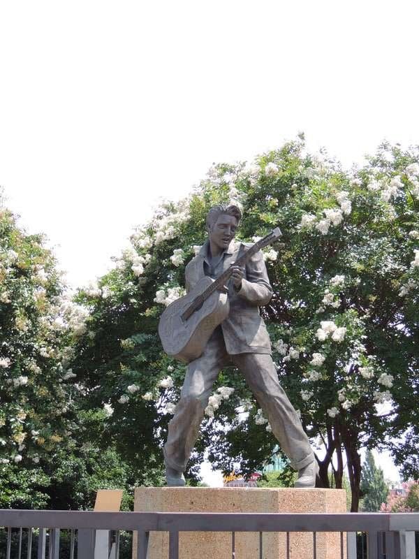 アメリカ(米国)・テネシー「2014年 テネシー州　メンフィス・ブルース　ナッシュビル・カントリー」の写真：エルビス・プレスリー
13歳の時に家族で...