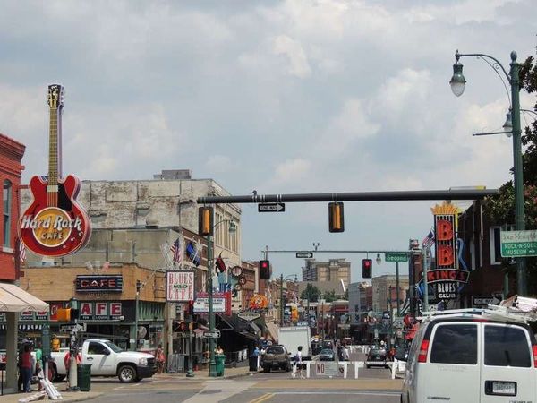 アメリカ(米国)・テネシー「2014年 テネシー州　メンフィス・ブルース　ナッシュビル・カントリー」の写真：ビールストリート
昼間でも音楽が流れ続け...