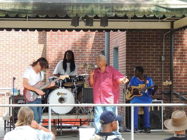 アメリカ(米国)・テネシー「2014年 テネシー州　メンフィス・ブルース　ナッシュビル・カントリー」の写真：公園で普通に音楽が楽しめる。