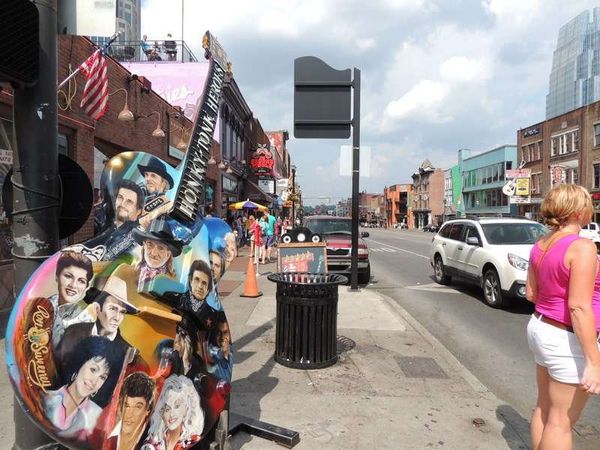 アメリカ(米国)・テネシー「2014年 テネシー州　メンフィス・ブルース　ナッシュビル・カントリー」の写真：昼のブロードウェイ

