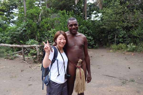 バヌアツ・タンナ島「バヌアツ大自然の旅」の写真：カスタムヴィレッジでトムさんとのツーショ...