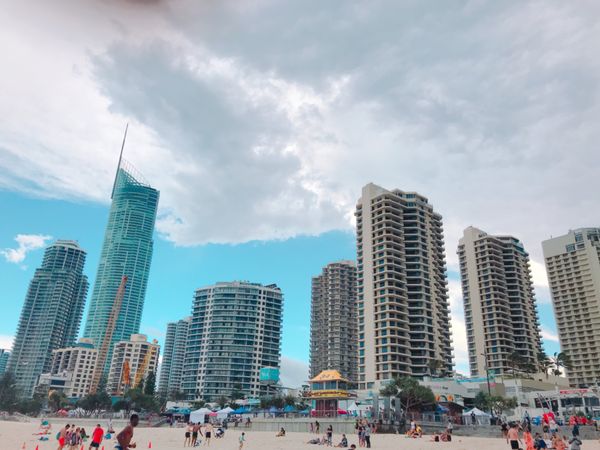 オーストラリア連邦・ゴールドコースト「〜ゴールドコースト〜泳げる海じゃないことに行った後に気付きがち🇦🇺」の写真:溢れ出る土地が高そう感……