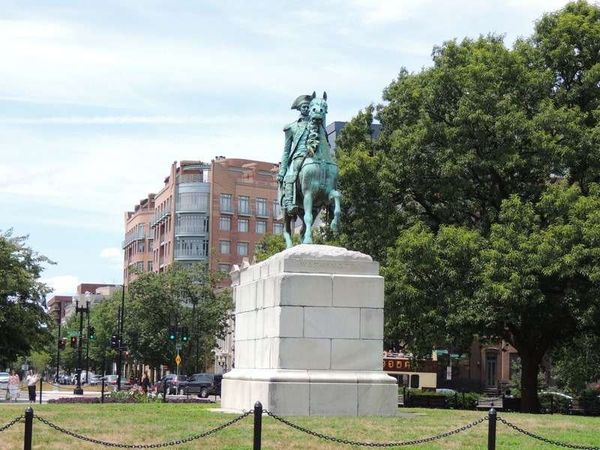 アメリカ(米国)・ワシントンD.C.「2014年 ワシントンD.C.と川を渡ってバージニア州」の写真：Washington Circle Park