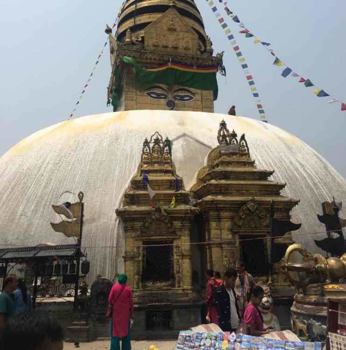 カトマンズ中心から少し離れた丘にある、ネパール最古の仏教寺院スワヤンブナー...