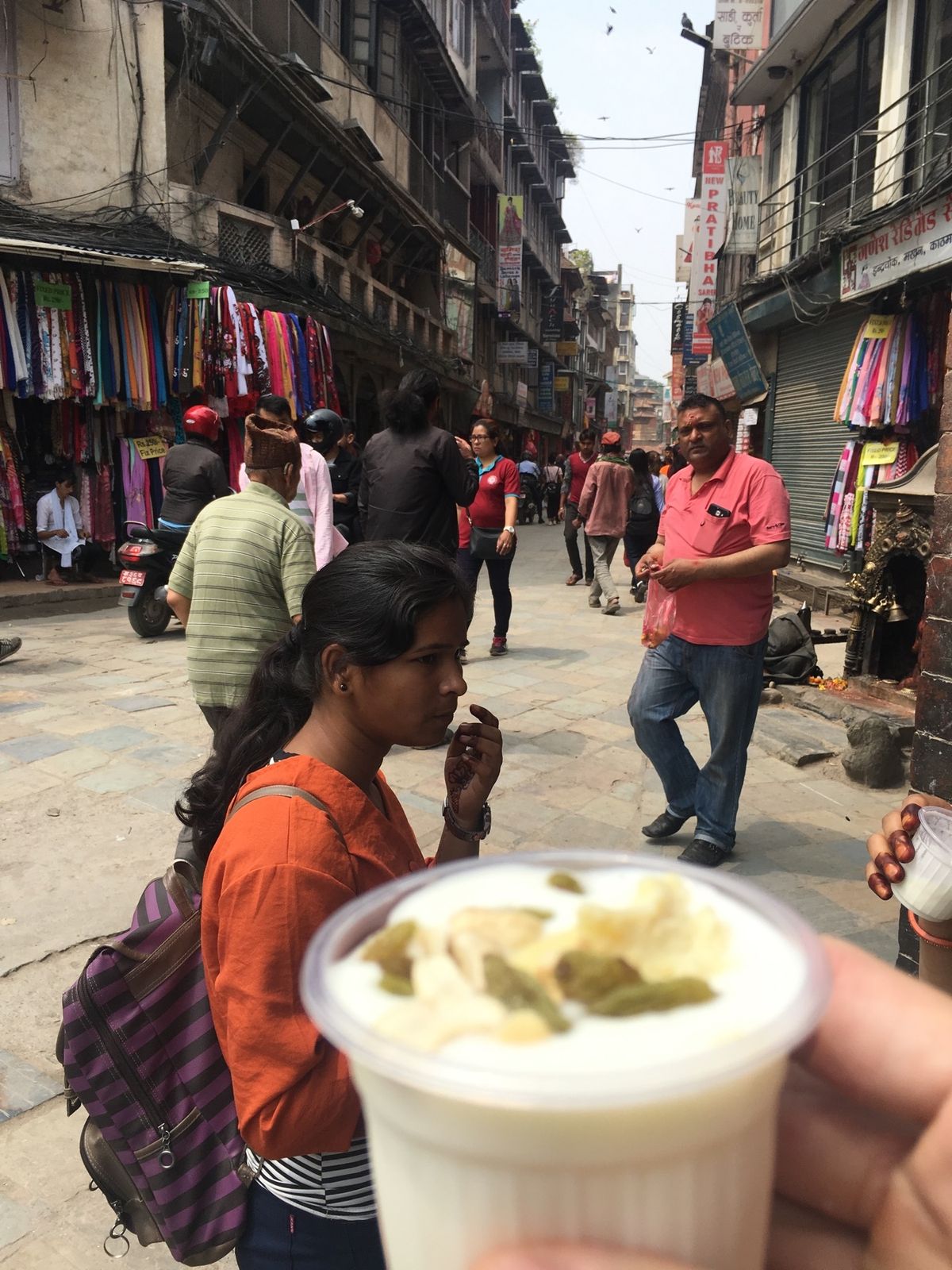 カトマンズで食べた路上B級グルメ。40円ぐらいで売ってるラッシー、ナッツが...
