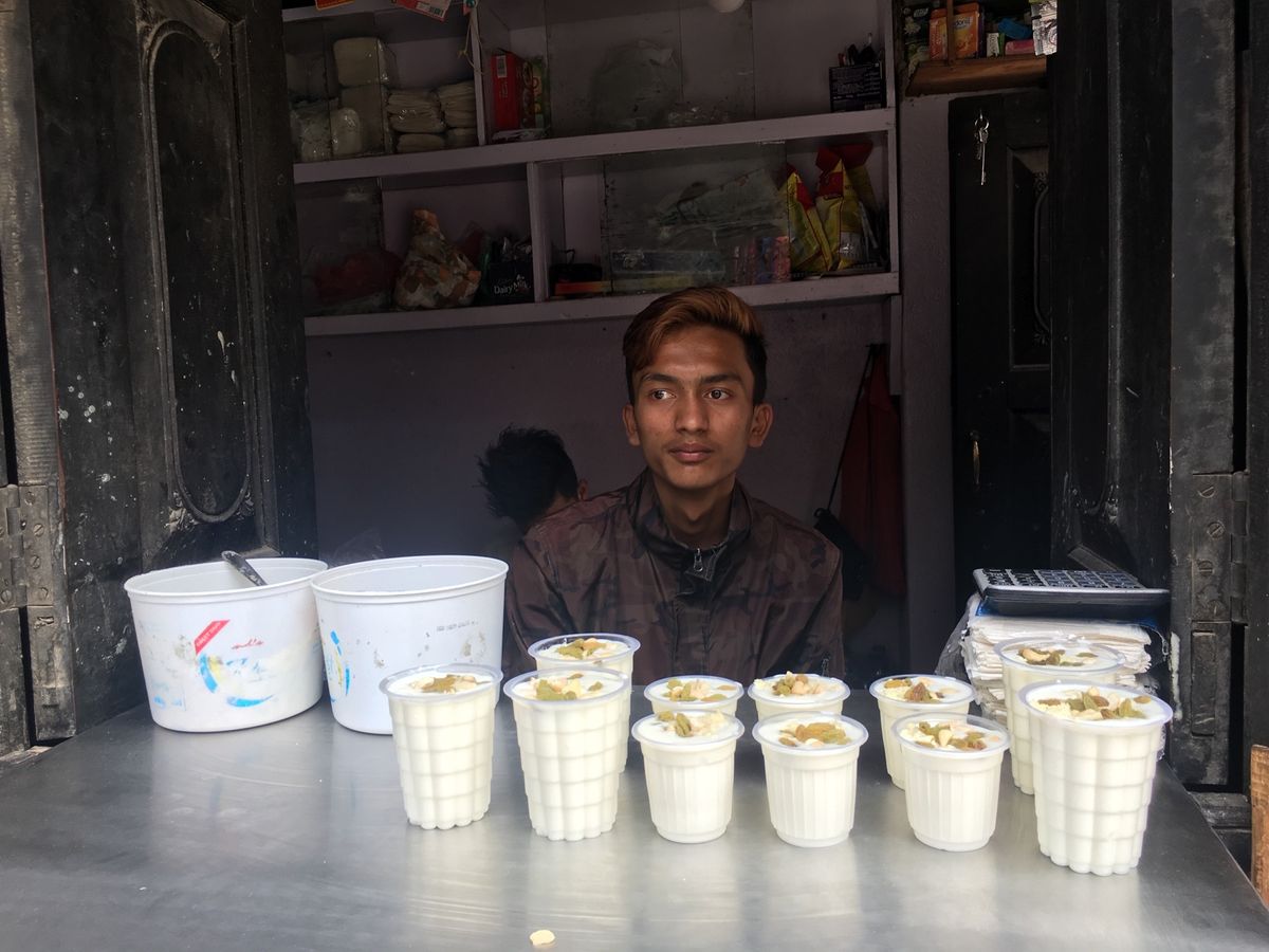 カトマンズで食べた路上B級グルメ。40円ぐらいで売ってるラッシー、ナッツが...