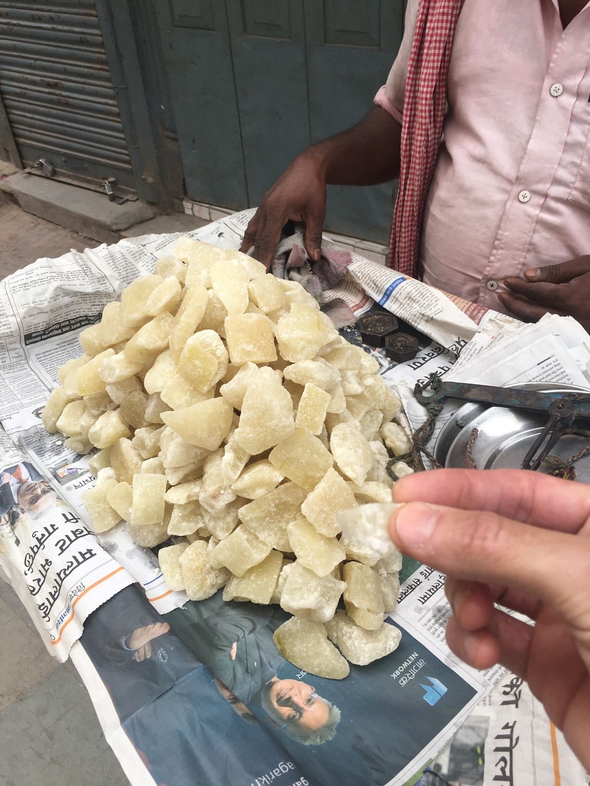 カトマンズで食べた路上B級グルメ。40円ぐらいで売ってるラッシー、ナッツが...