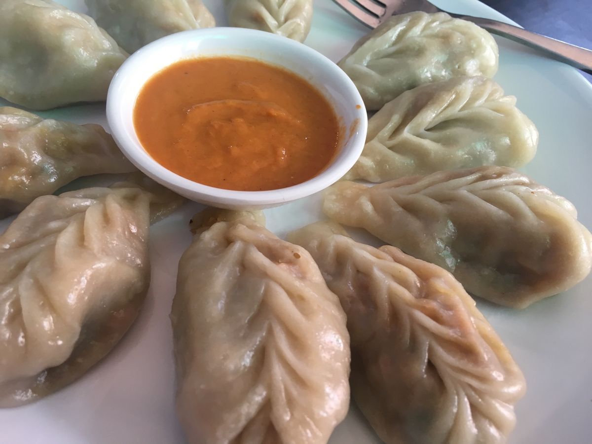 カトマンズで食べた路上B級グルメ。40円ぐらいで売ってるラッシー、ナッツが...