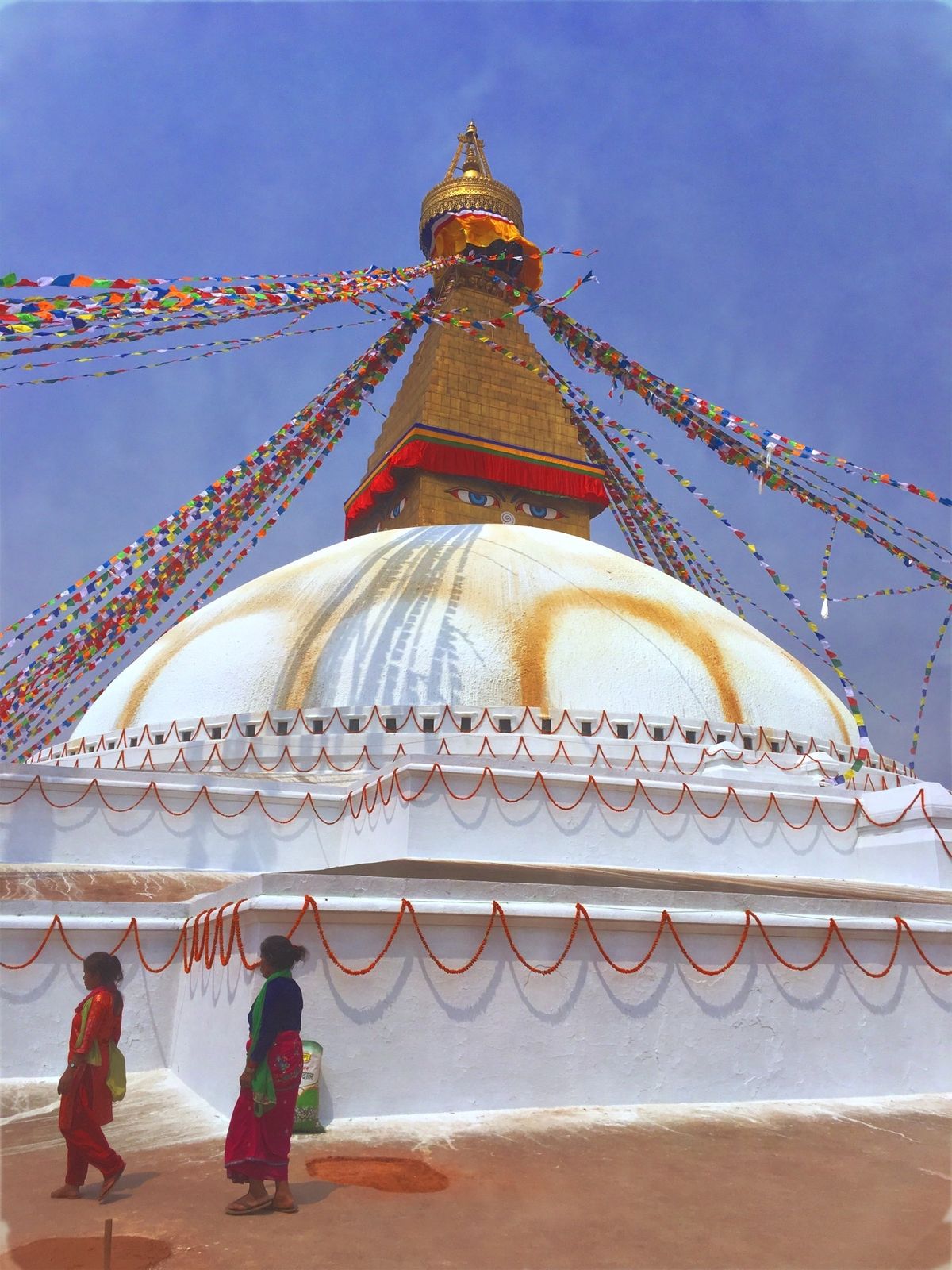 ネパール最大の仏塔ボタナート。街の中にあって、仏塔周りはゲストハウスやレス...